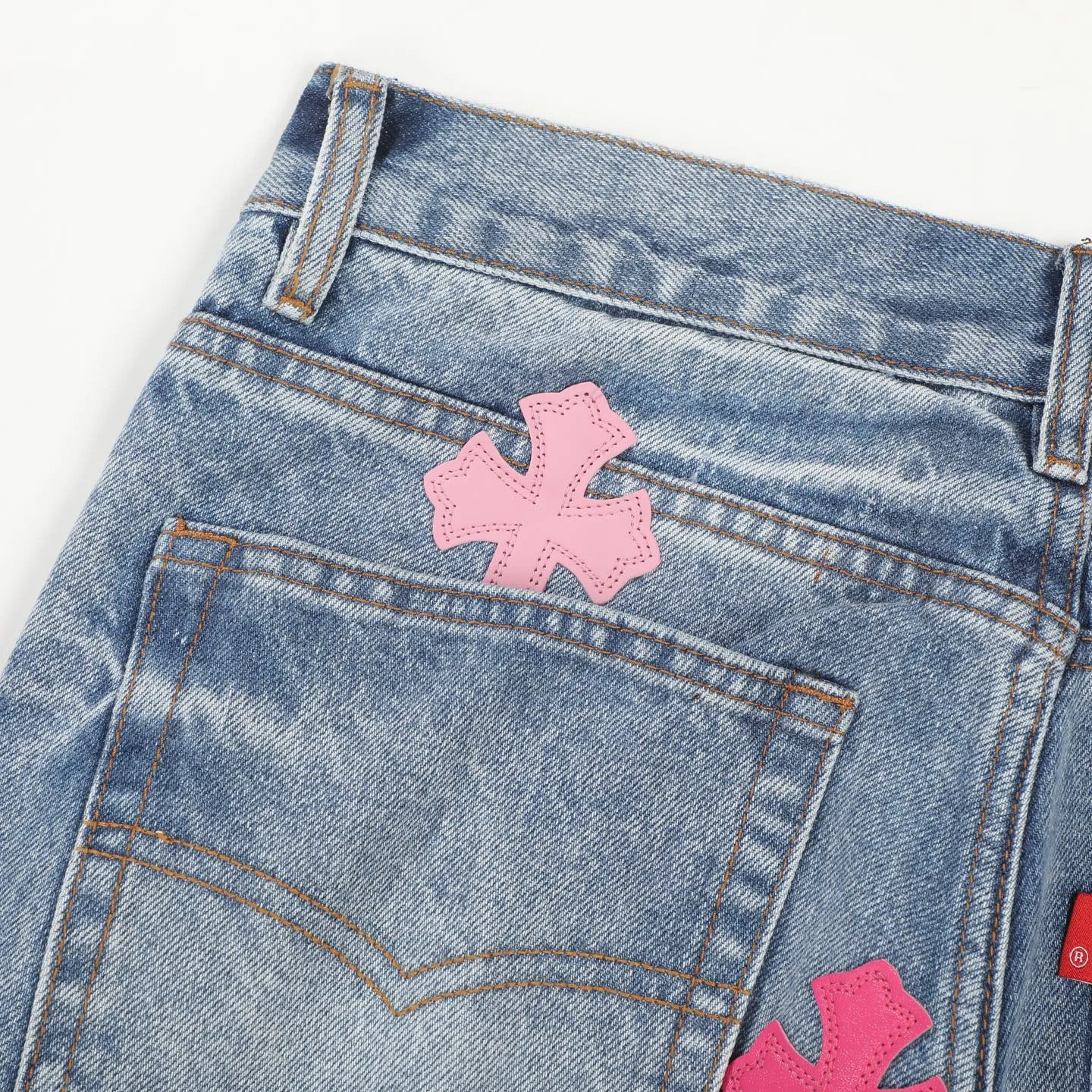 P260 Chrome Hearts 25FW CH Blue Pants Pink Leather Cross Bamboo Jeans. It adopts patchwork elements, mostly in the shape of a cross, and has glitter on the leather surface. Unique design, simple and elegant details, exquisite workmanship, the entire trousers are neatly routed, and the details are in place! It’s also so cool that both men and women can easily control it. It’s a gender-neutral trendy up version. Color: blue pants and pink leather Size: 28 30 32 34 36